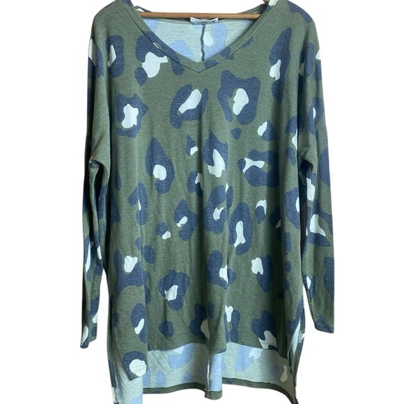 Zenana Outfitters Tops - Zenana medium long sleeve oversized animal print top